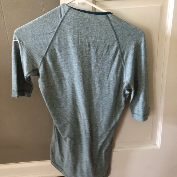 Women’s Nike Shirt - Picture 3 of 3